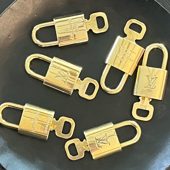 AUTHENTIC VINTAGE Louis Vuitton Solid Brass lock and key - Picture 4 of 7